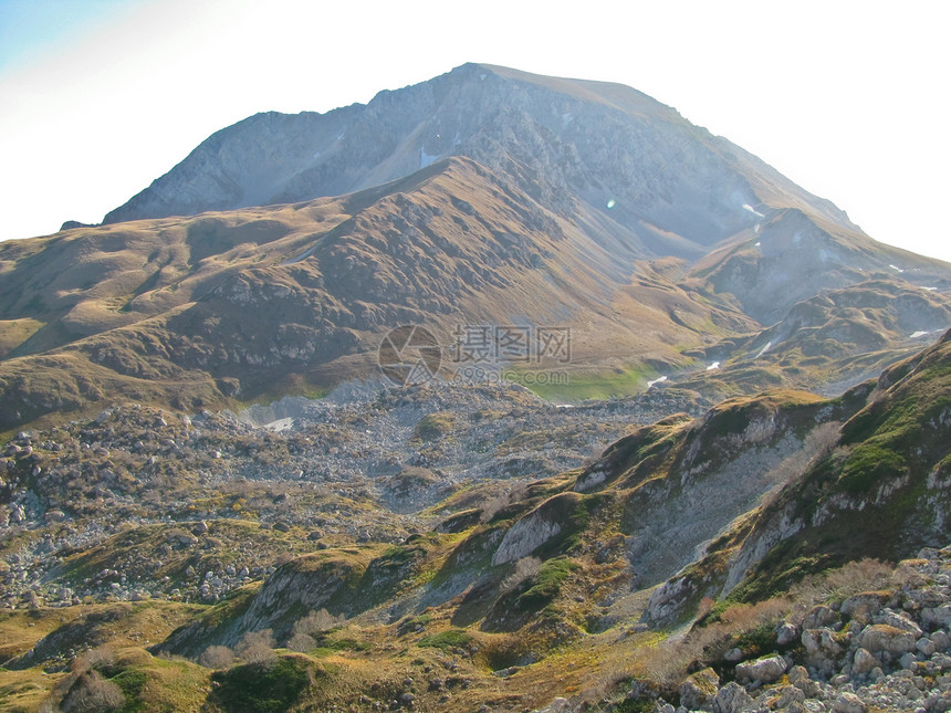 高加索山脉岩石石头天空路线宽慰爬坡高山旅游植被植物图片