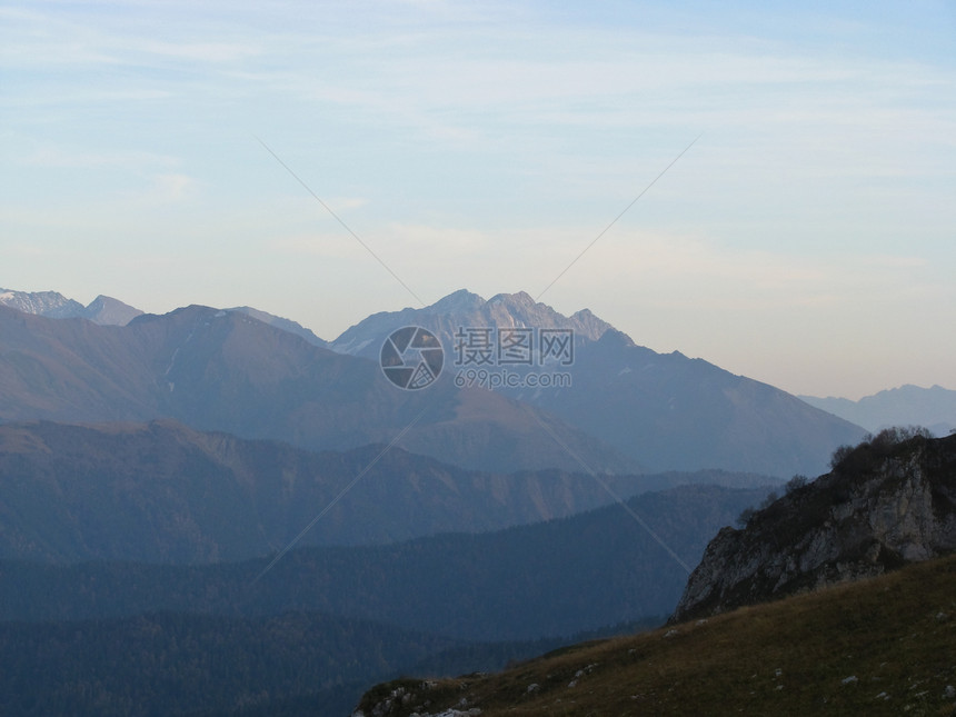 高加索山脉木头天空旅游旅行高地路线山脉高原宽慰植物群图片