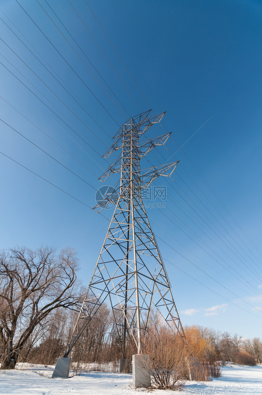 湖边的电气传输塔电金象隆电能天空电力输送电网照片活力电线环境力量图片
