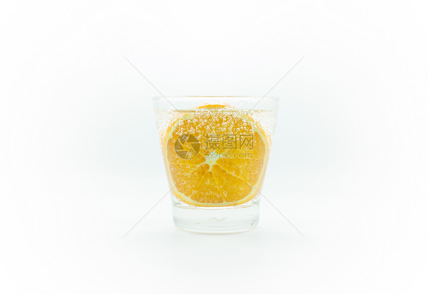 白底玻璃隔绝的苏打水中的橙子图片