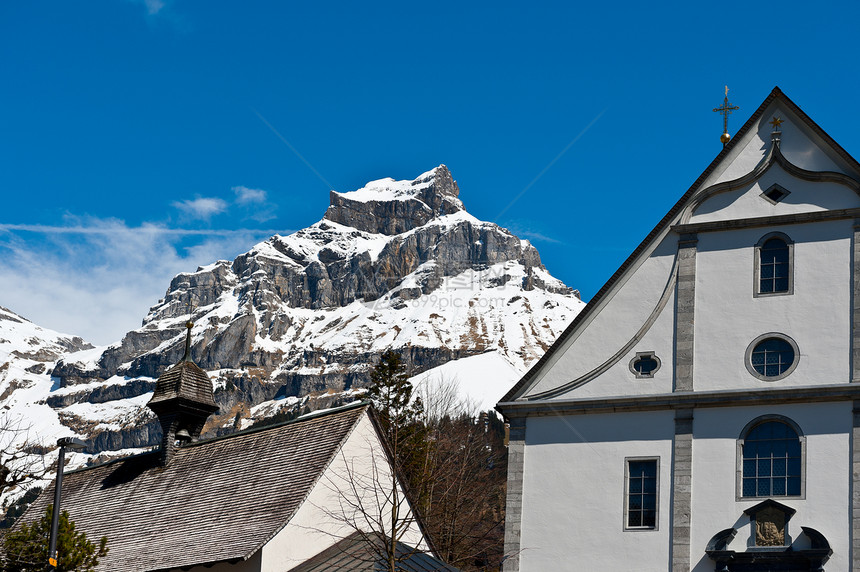 滑雪度假胜地房子爬坡石头高山植物景观城市山脉尖塔历史性图片