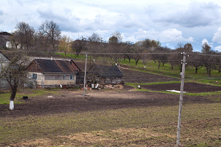 乌克兰语村天空草地电线杆高压农村花园场地风景旅行房子背景图片