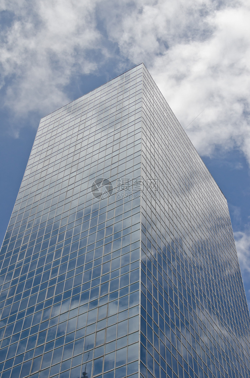 蓝色办公楼 有云反射天空金融场景城市公司建筑学商业市中心建筑窗户图片