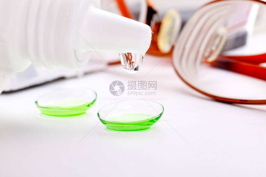 封闭有溶液的容器中的绿色隐形眼镜解决方案强光近视技术光学白色柔软度眼镜镜片卫生图片