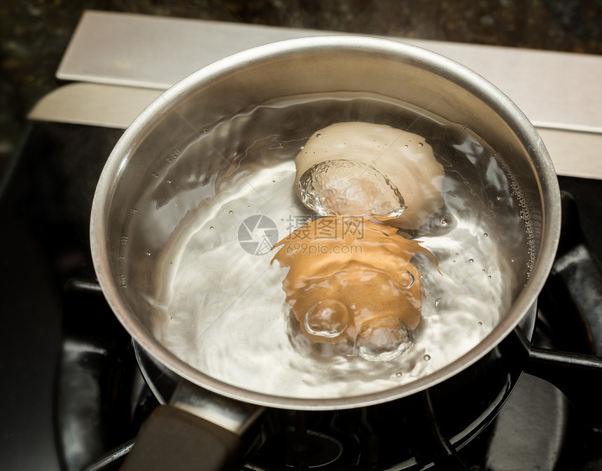 两个不锈酱汁里开的鸡蛋宏观火炉沸腾平底锅蛋壳蒸汽燃气灶早餐食谱用具图片