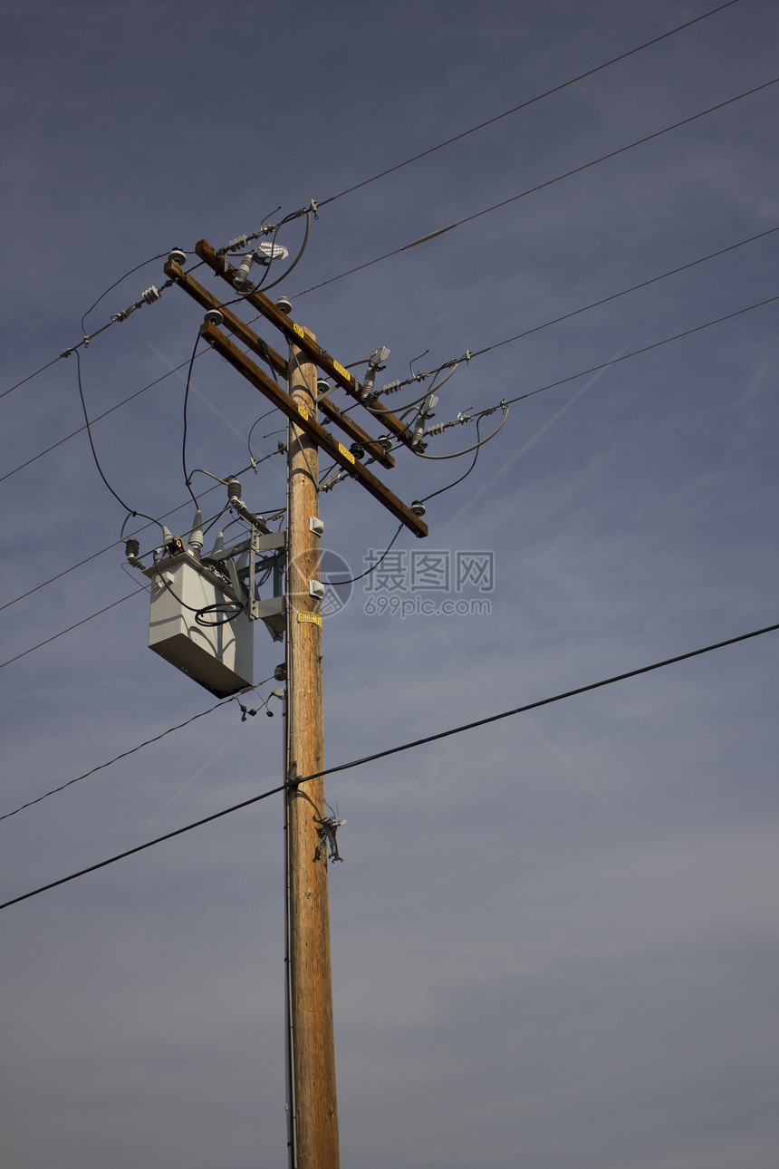 蓝天空背景的电极人造物体蓝色电话设备技术沟通木头电源电缆电讯图片