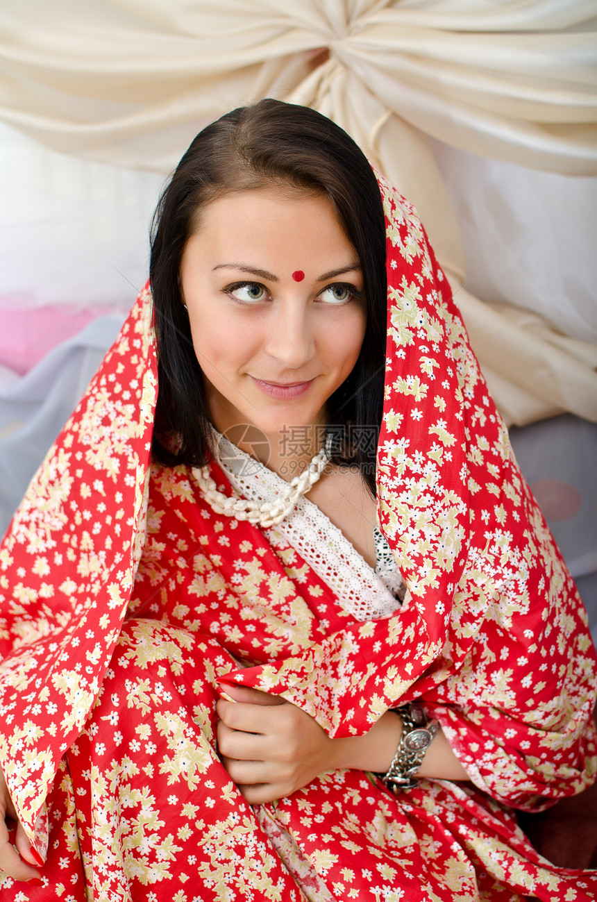 穿传统红衣的年轻印度女孩图片