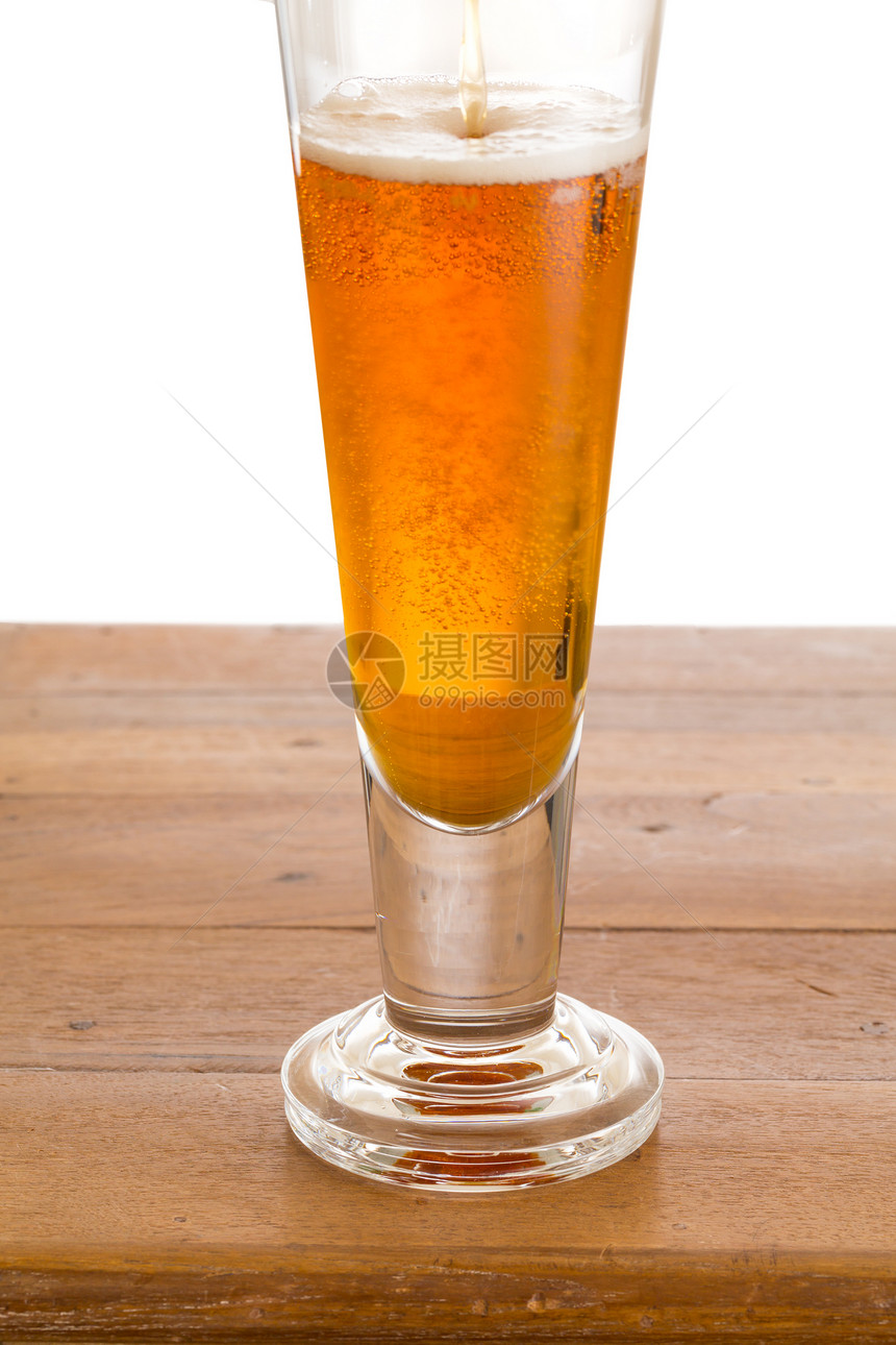 木棍上一杯冰红的金啤酒图片