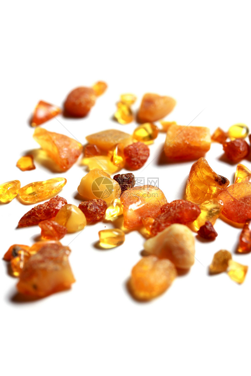 孤立的琥珀碎片空白棕色橙子白色宝石海滩矿物珠宝工作室石头图片
