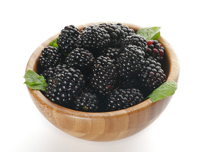 木质碗的里普黑莓背景图片