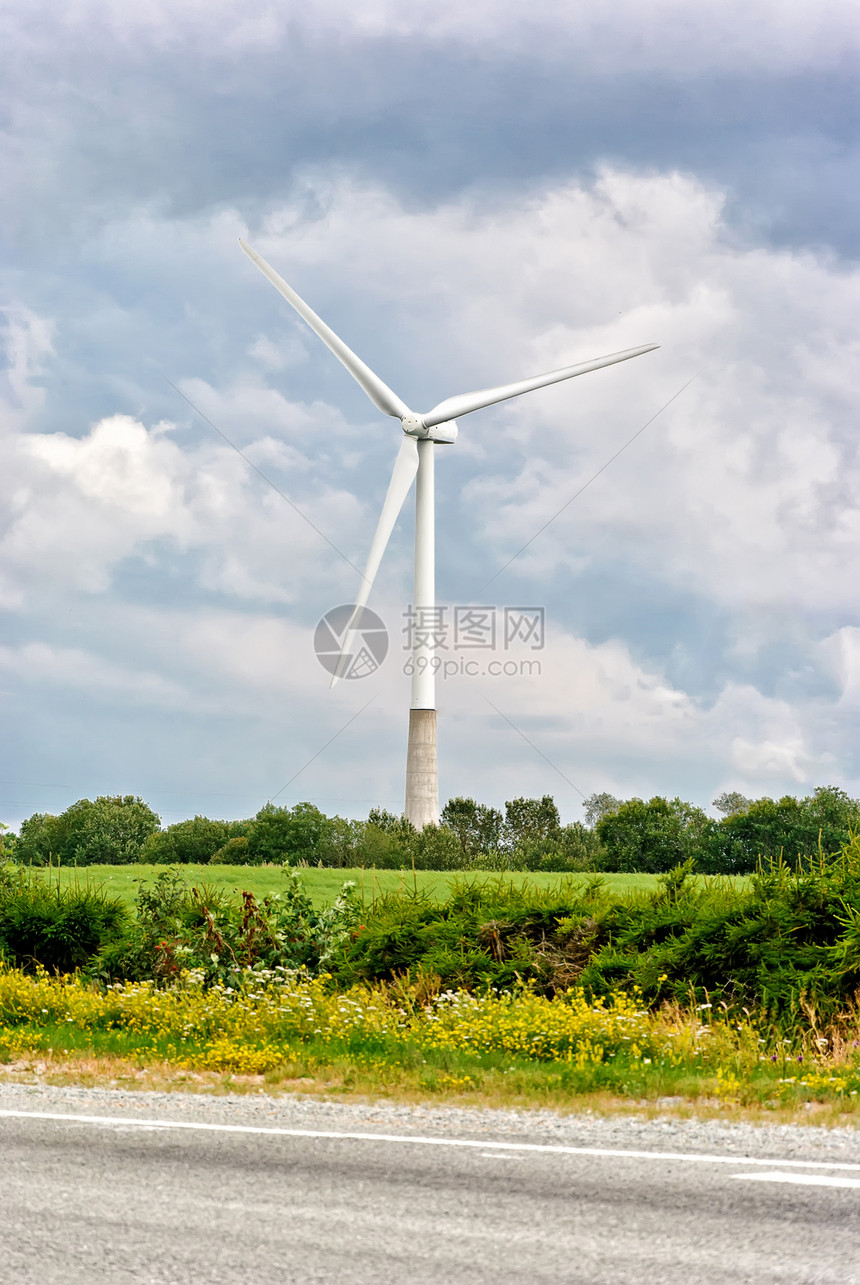 云层天空背景的风力涡轮机创新场地工业全球植物环境涡轮螺旋桨技术风车图片