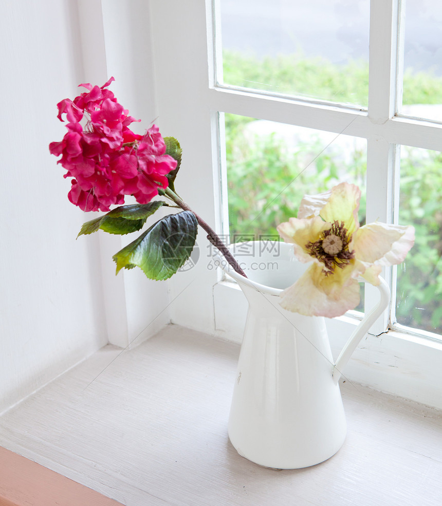 花瓶花陶瓷桌子绿色白色金属家具美丽制品花瓣陶器图片