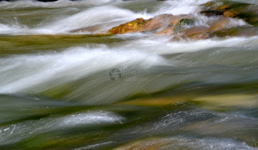 快速河流溪流活力环境公园运动岩石场景苔藓力量蓝色图片