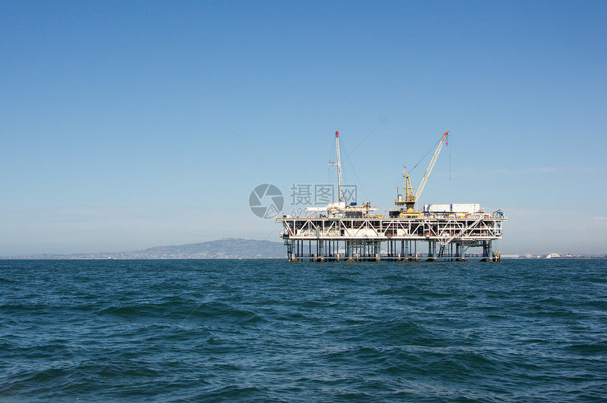 离岸油轮汽油抽水天空原油海浪石油平台活力钻机海洋图片