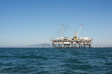 离岸油轮汽油抽水天空原油海浪石油平台活力钻机海洋背景图片