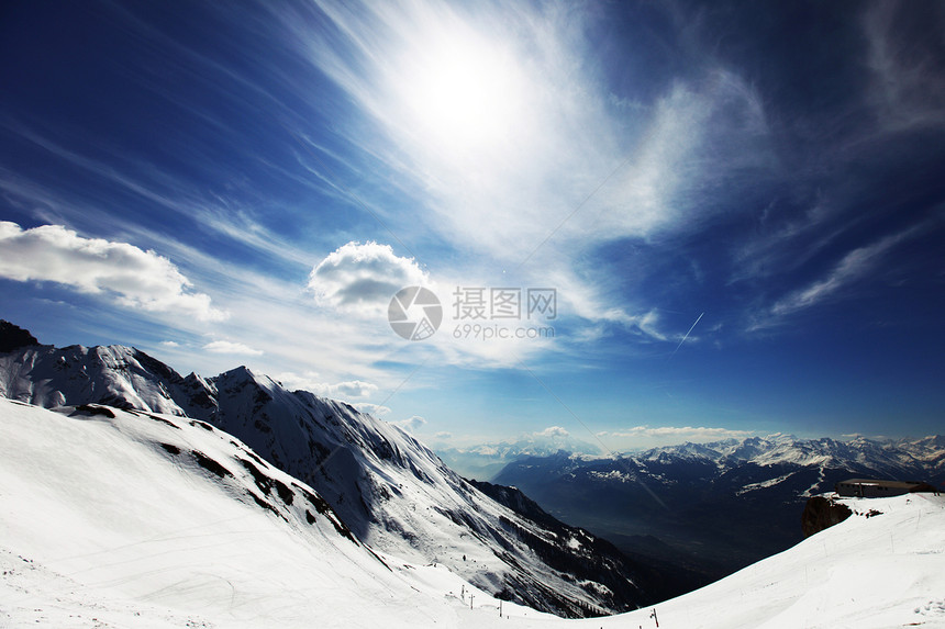 山上有高山岩石风景滑雪天空单板活动旅行暴风雪爬坡蓝色图片