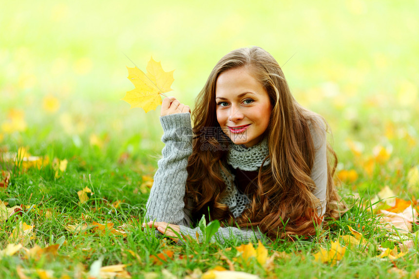 秋叶中的妇女脚尖金发女郎幸福头发成人眼睛橙子叶子团体微笑女性图片