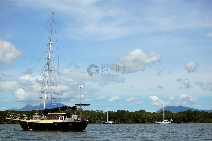 在海湾的游艇码头热带地平线帆船丘陵图片