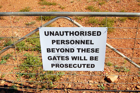 在澳大利亚的栅栏上示警标志高清图片