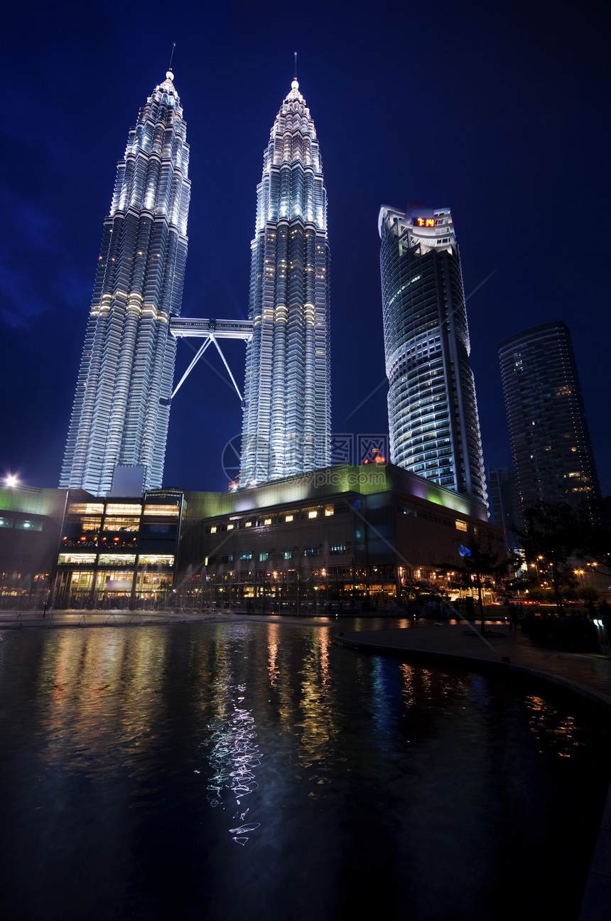吉隆坡地标旅游夜生活建筑商业吸引力蓝色场景办公室反射图片