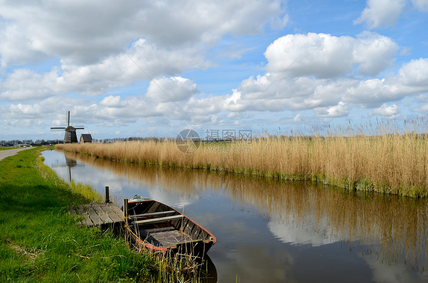 旧船在荷兰的沟渠里图片
