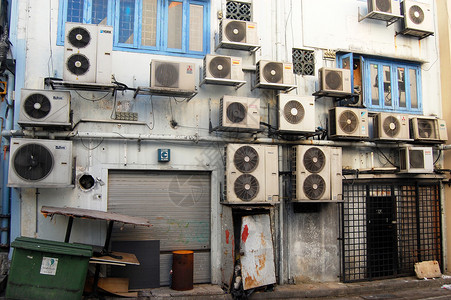 墙上的空调设备冷气机街道建筑房子护发素空气背景图片