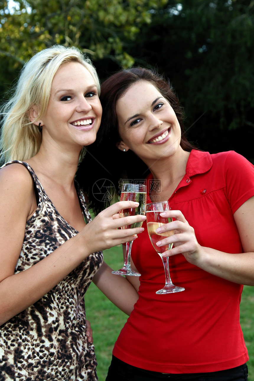 可爱的女子饮酒室外喜悦微笑夫妻朋友们休息女孩金发幸福季节女朋友图片