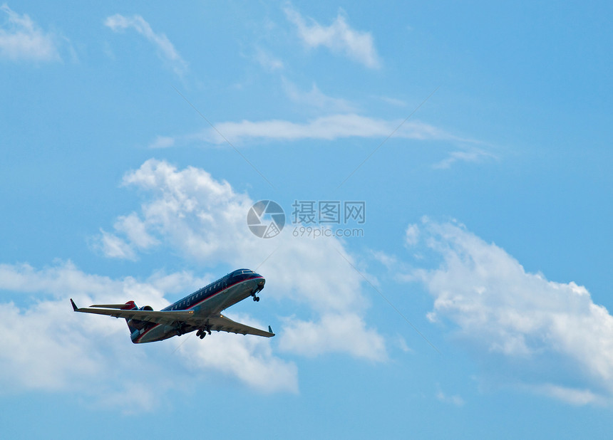 商业班机飞入半云层的蓝天上空涡轮航空公司车辆喷射天气墙纸风暴空气卷云假期图片