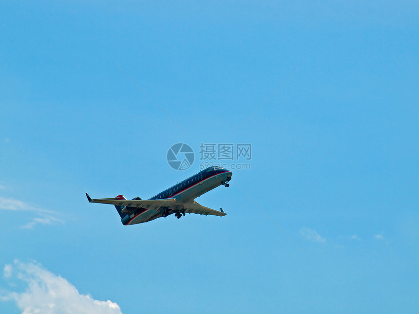 商业班机飞入半云层的蓝天上空涡轮旅行空气引擎假期天空力量全景航空公司风暴图片