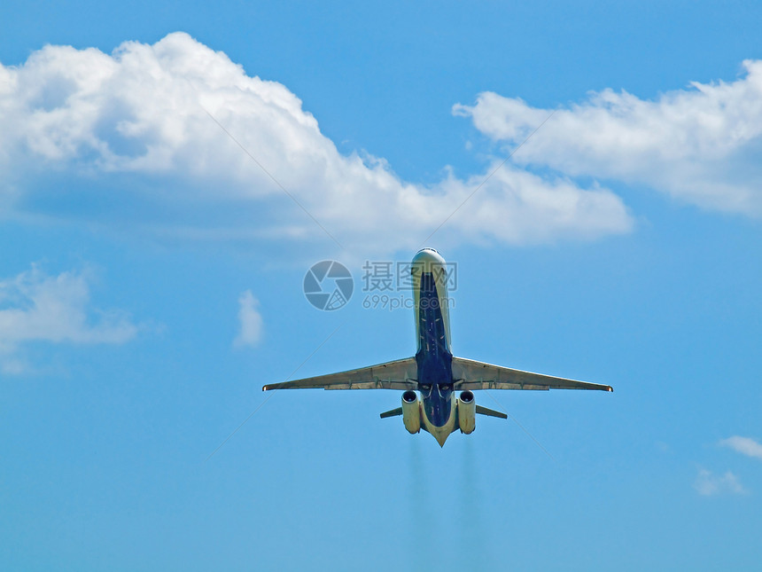 商业班机飞入半云层的蓝天上空航空公司假期海报天气翅膀飞机空气蓝色齿轮技术图片