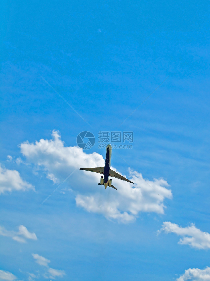 商业班机飞入半云层的蓝天上空运输墙纸喷射天空航空航空公司涡轮假期航班班级图片