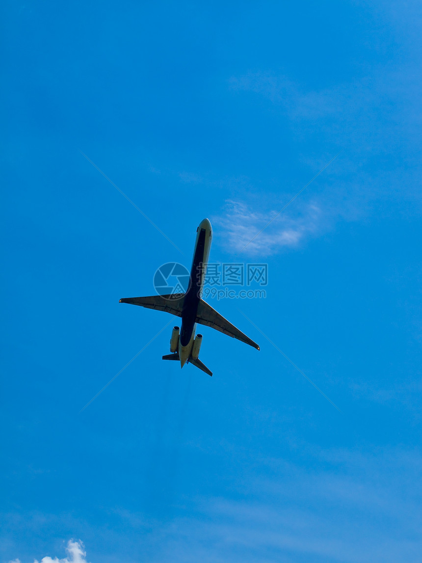 商业班机飞入半云层的蓝天上空旅行空气天空交通齿轮车辆引擎客机技术蓝色图片