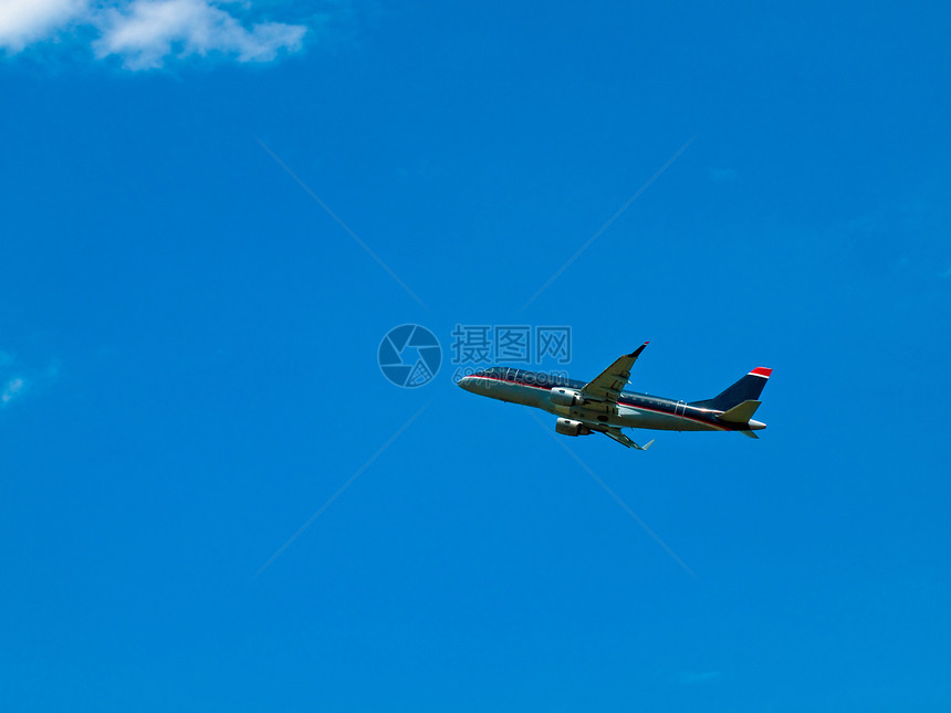 商业班机飞入半云层的蓝天上空旅行航空公司空气地平线运输天气卷云喷射航空蓝色图片