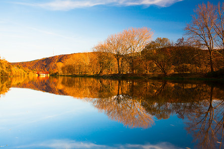 秋季河场景平底船黄色天空反射绿色美丽季节性阳光叶子背景图片