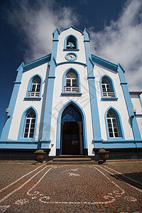 蓝色教堂地标建筑学装饰天空晴天红色传统教会建筑绿色背景图片