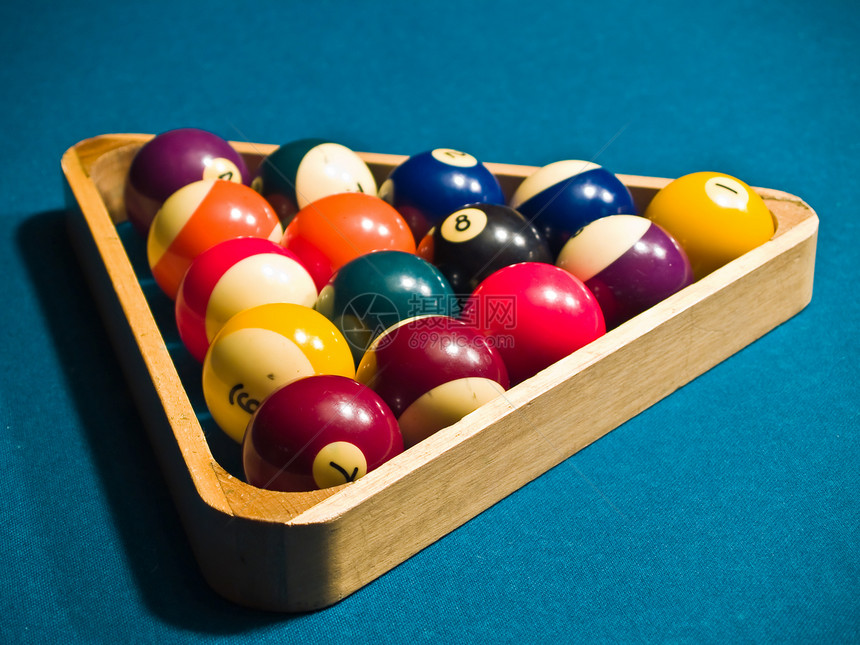 绿色桌球桌上的Billiard球纺织品毛毡酒吧房间闲暇大厅爱好竞赛数字竞争图片