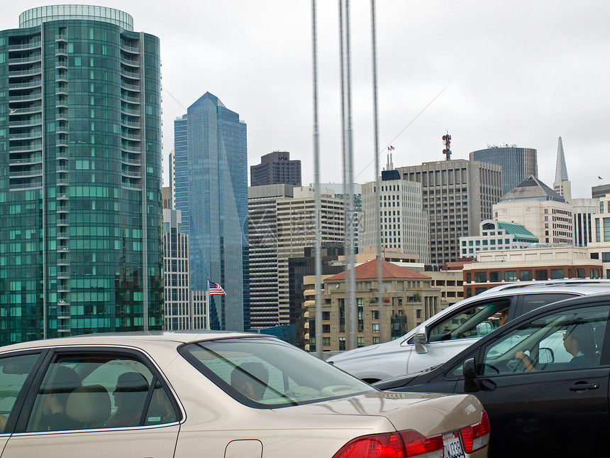 旧金山在贝湾桥上驾驶时是Seen办公室交通玻璃商业街道旅游公寓天际摩天大楼假期图片
