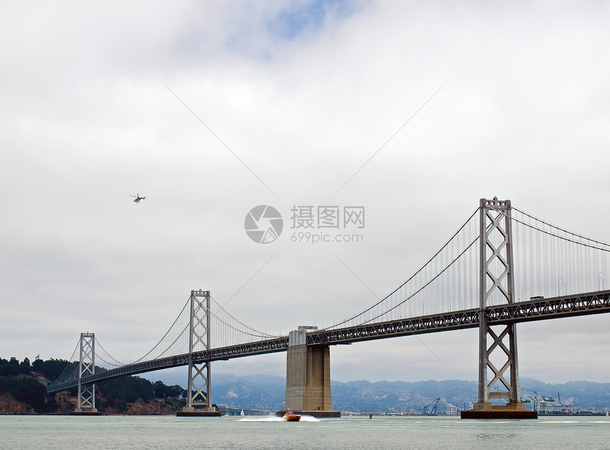 旧金山湾大桥在云天跨度水路电缆工程城市建筑市中心宝藏运输天际图片