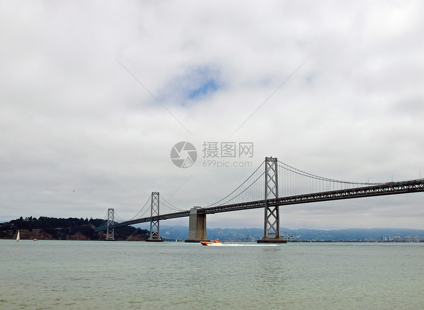 旧金山湾大桥在云天历史性建筑旅行汽车天际电缆金属天空交通跨度图片