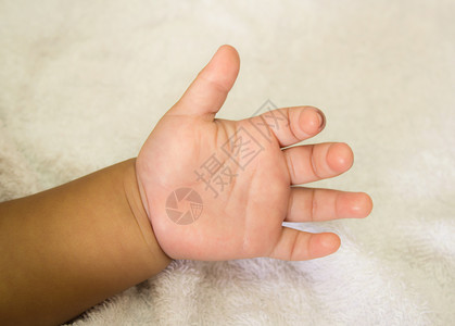 新生婴儿的手背景图片
