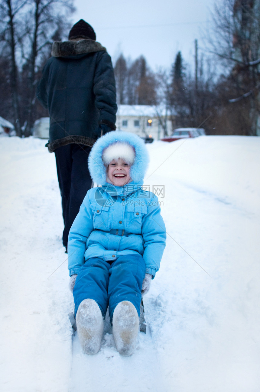 散步童年外套雪橇幸福夹克女孩微笑父亲季节相机图片