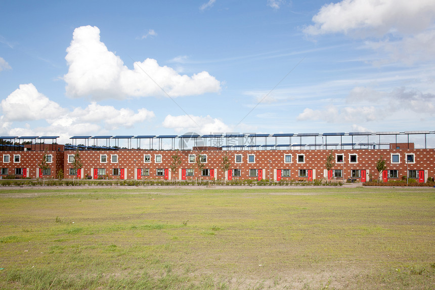 新建房屋生态太阳能板建筑学门廊住宅红色住房建设者环境活力图片