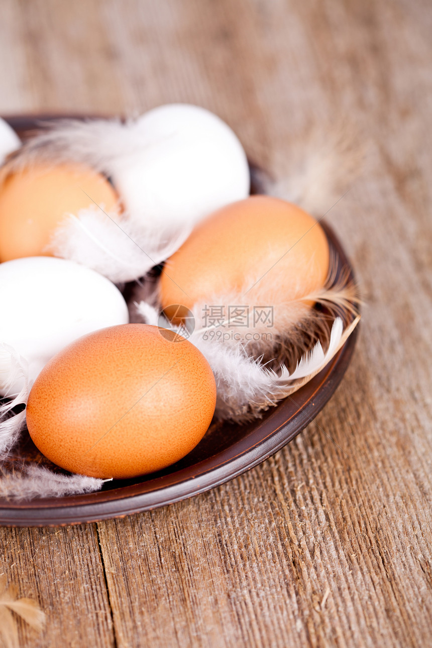 鸡蛋和羽毛制品厨房木头斑点陶瓷棕色桌子白色乡村食物图片