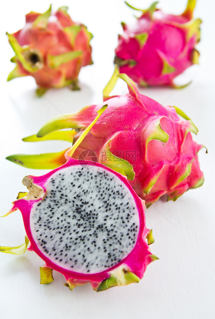 新鲜龙果白色绿色水果营养紫色甜点热带饮食食物图片