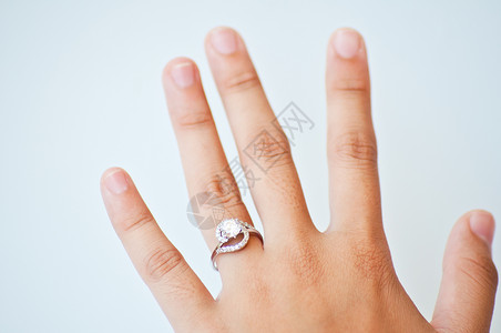 钻石戒指皮肤手指美丽水晶女性化女士珠宝女孩摄影婚礼背景图片