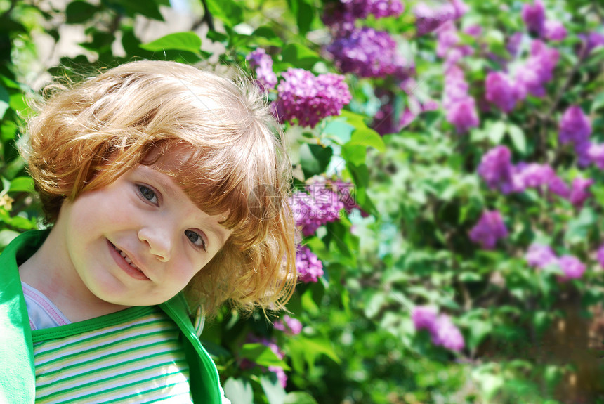 与小女孩一起在Lilac花园的春春假场景图片