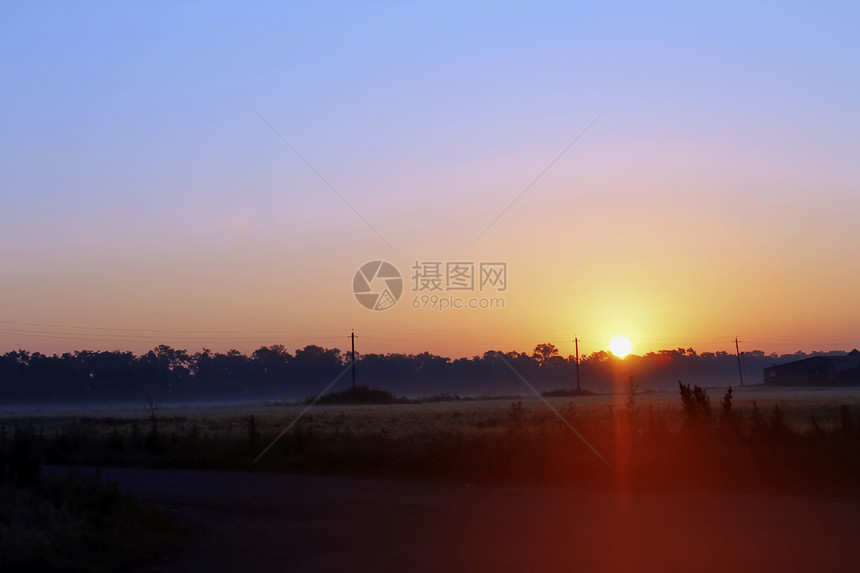 日出在夏天的草原上 北高加索风景太阳蓝色射线工业圆形红色场地晴天太阳光天空图片