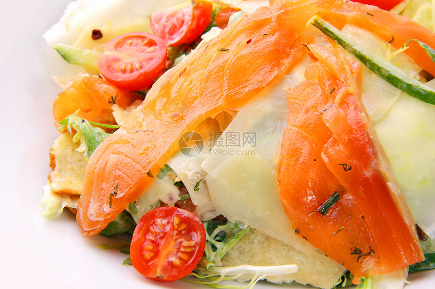 沙拉加鲑鱼营养沙拉餐厅油炸蔬菜青菜绿色美食宏观面包块图片