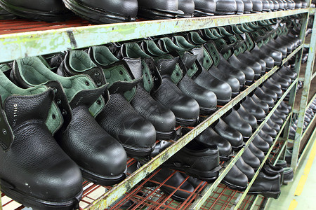 安全鞋厂橡皮作坊男人皮革衣服工艺修理鞋匠鞋类工具露跟鞋高清图片素材