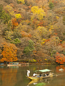 亚林山的船轮平底船游客旅行红色季节驳船旅游橙子叶子背景图片